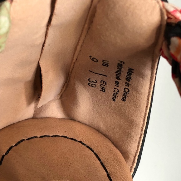 T-Strap Flat Heel Sandals - Picture 5 of 9